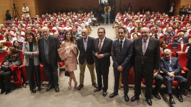 1.	El presidente de la Fundación Cajasol, junto a todos los participantes en estas primeras Jornadas Cervantinas de Castro del Río.