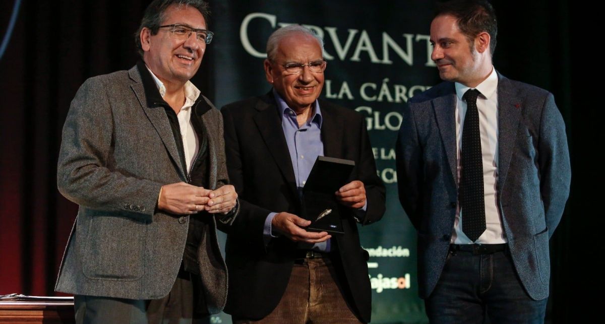 4.	Alfonso Guerra, con el obsequio de una pluma cervantina junto a Pulido y el alcalde de la localidad cordobesa.