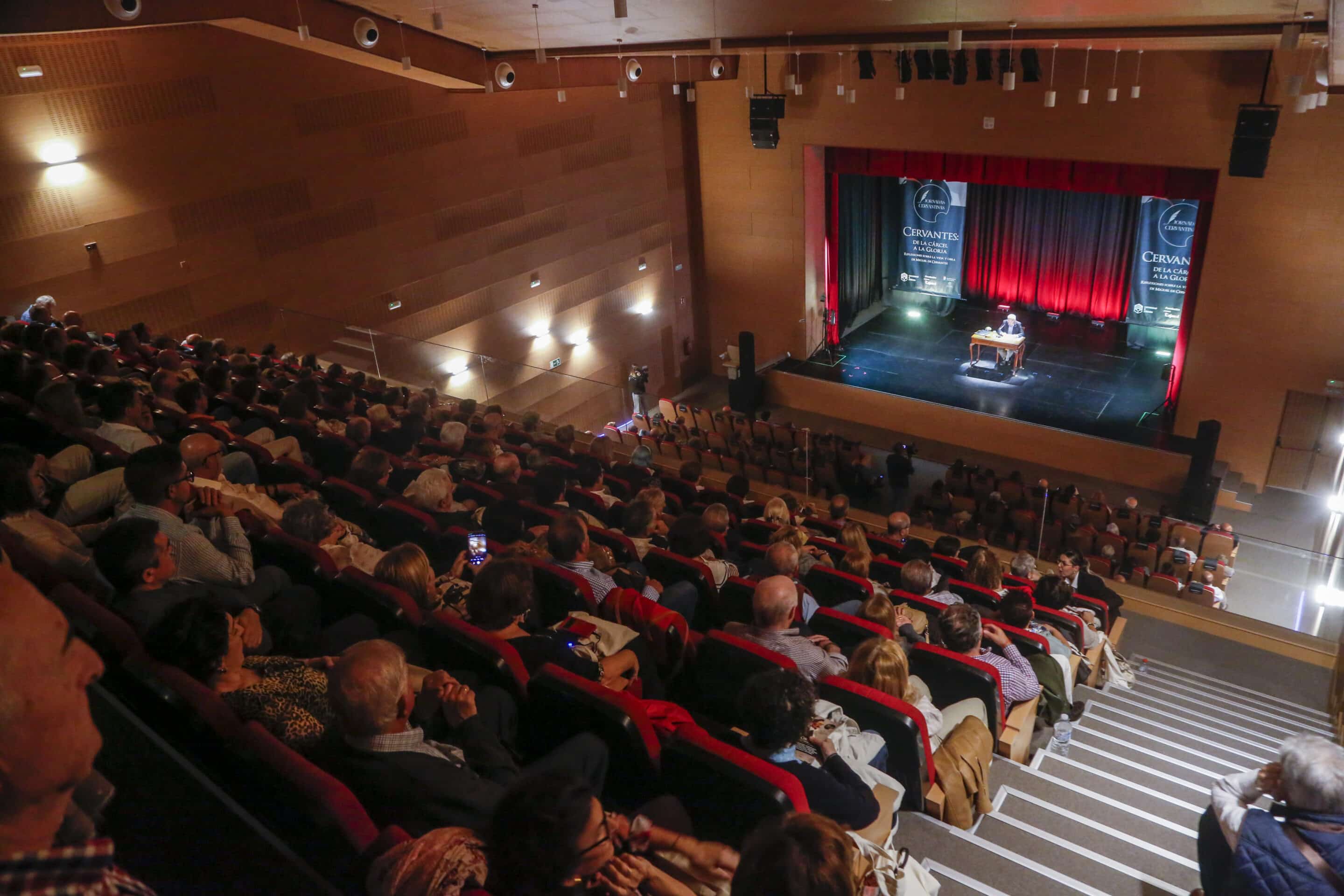 El Teatro Cervantes de Castro del Río, abarrotado para escuchar la intervención de Alfonso Guerra.