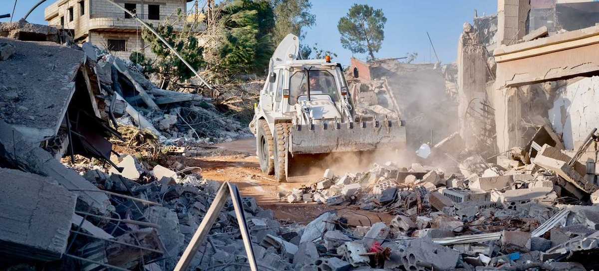 El impacto en las calles y los cascos azules de la UNIFIL que limpian los escombros de infraestructura destruida por excavadores israelíes cerca de la Línea Azul. | Foto:  UNIFIL