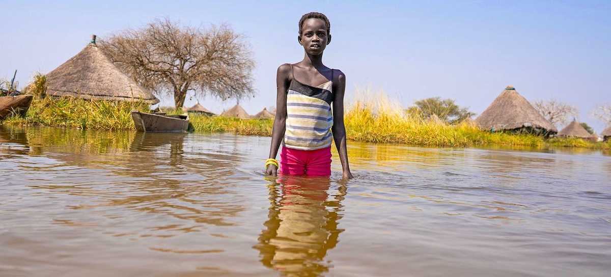 Una niña durante las inundaciones en el estado de Jonglei, Sudán del Sur, donde cada vez son más frecuentes los episodios de fenómenos meteorológicos extremos.| Foto: UNICEF/Mark Naftalin