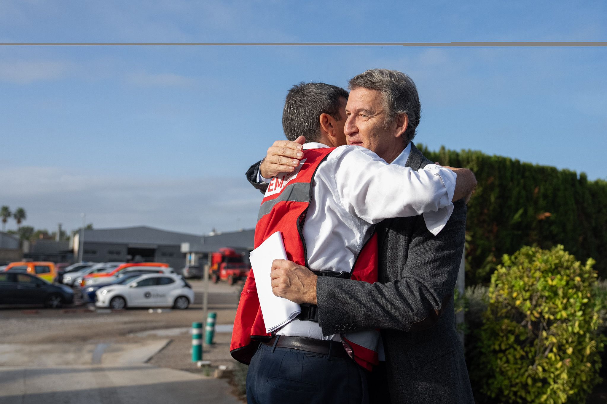 Mazón y Feijóo se funden en un abrazo en el centro de emergencias de Valencia.