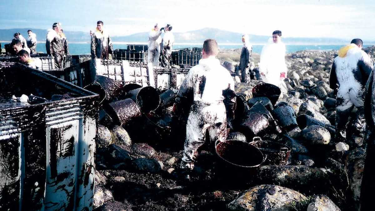 Pescadores y voluntarios retiran fuel del Prestige. | Foto: Ecologistas en Acción