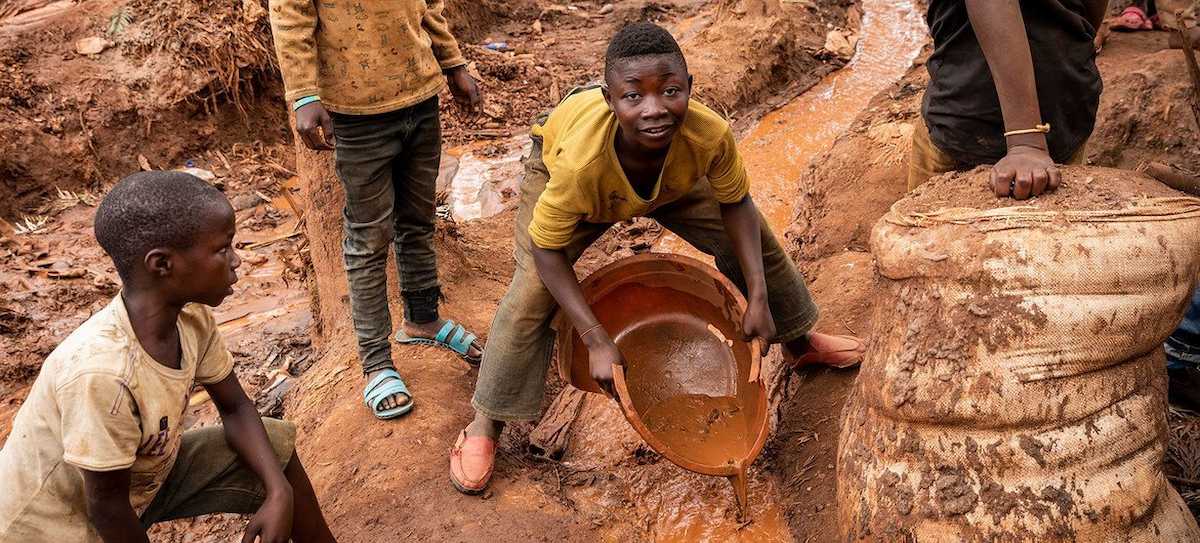 Unos niños trabajando con minerales en Kivu del Sur, en la República Democrática del Congo. | Foto: UNICEF/Patrick Brown