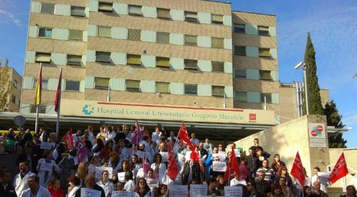 Celadores y celadoras denuncian su situación profesional frente al Hospital Gregorio Marañon. |Foto: CC.OO