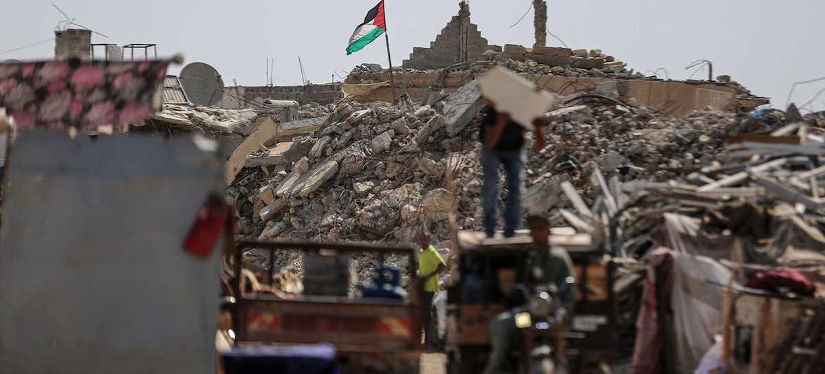 La bandera palestina ondea sobre ruinas en Khan Younis, fruto de la ofensiva, en el sur de Gaza. | Foto: WFP/Ali Jadallah