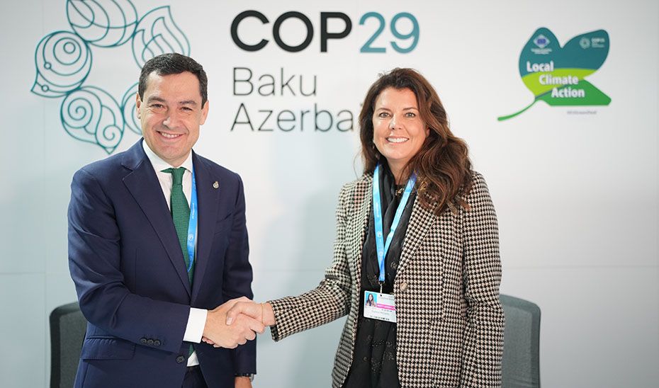 El presidente de la Junta de Andalucía, Juanma Moreno, durante el encuentro con la secretaria general de IDRA para Europa, Shannon McCarthy, en Bakú (Azerbaiyán) | Foto: Junta de Andalucía