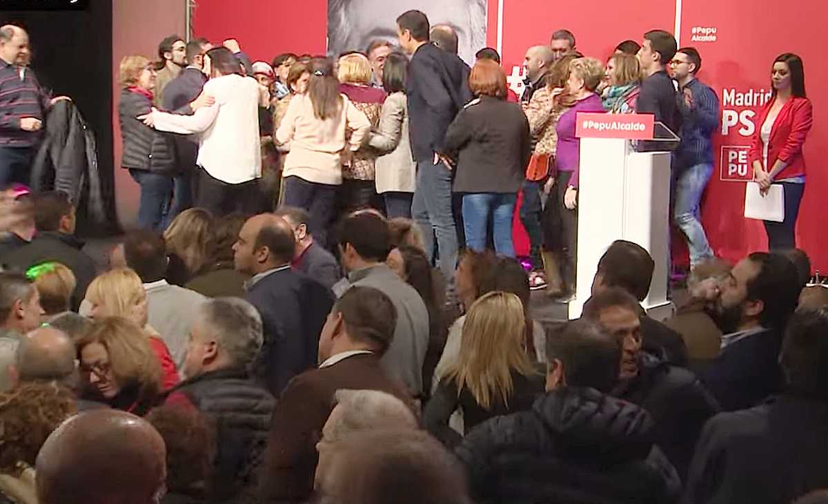 Aldama, en el margen inferior derecho, en un acto del PSOE.