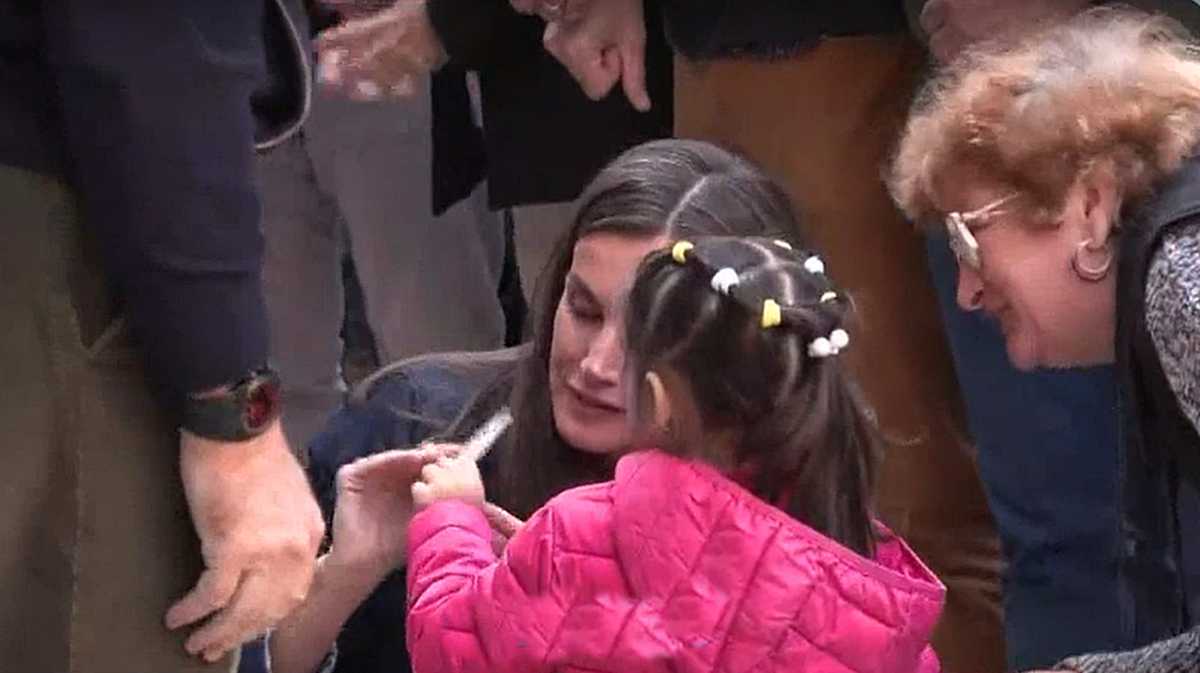 La reina Letizia ha tomado los mandos de Zarzuela en la crisis de la dana. En la imagen, con una niña afectada por la riada de Valencia.