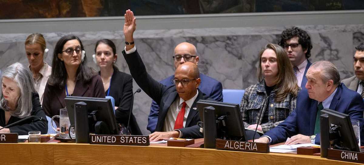 El embajador alterno de Estados Unidos, Robert Wood, vota en contra de una resolución sobre Gaza en el Consejo de Seguridad. | Foto: ONU/Loey Felipe