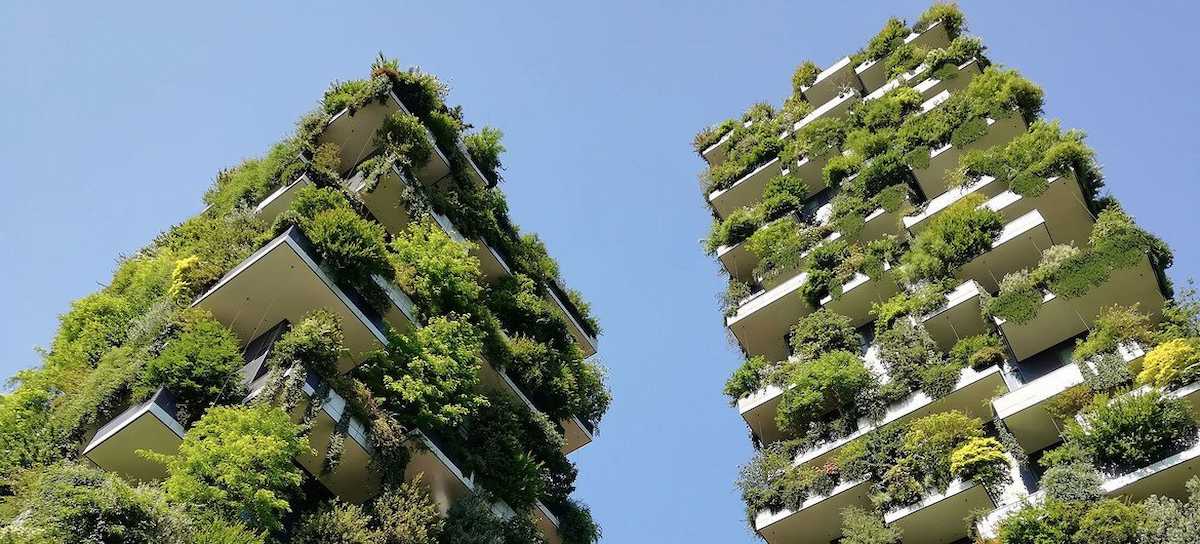 Las torres Bosco Verticale de Milán (Italia), autosuficientes en gran medida desde el punto de vista energético, ofrecen una visión del futuro sostenible que se debate en la COP29. | Foto: Unsplash/Jann And