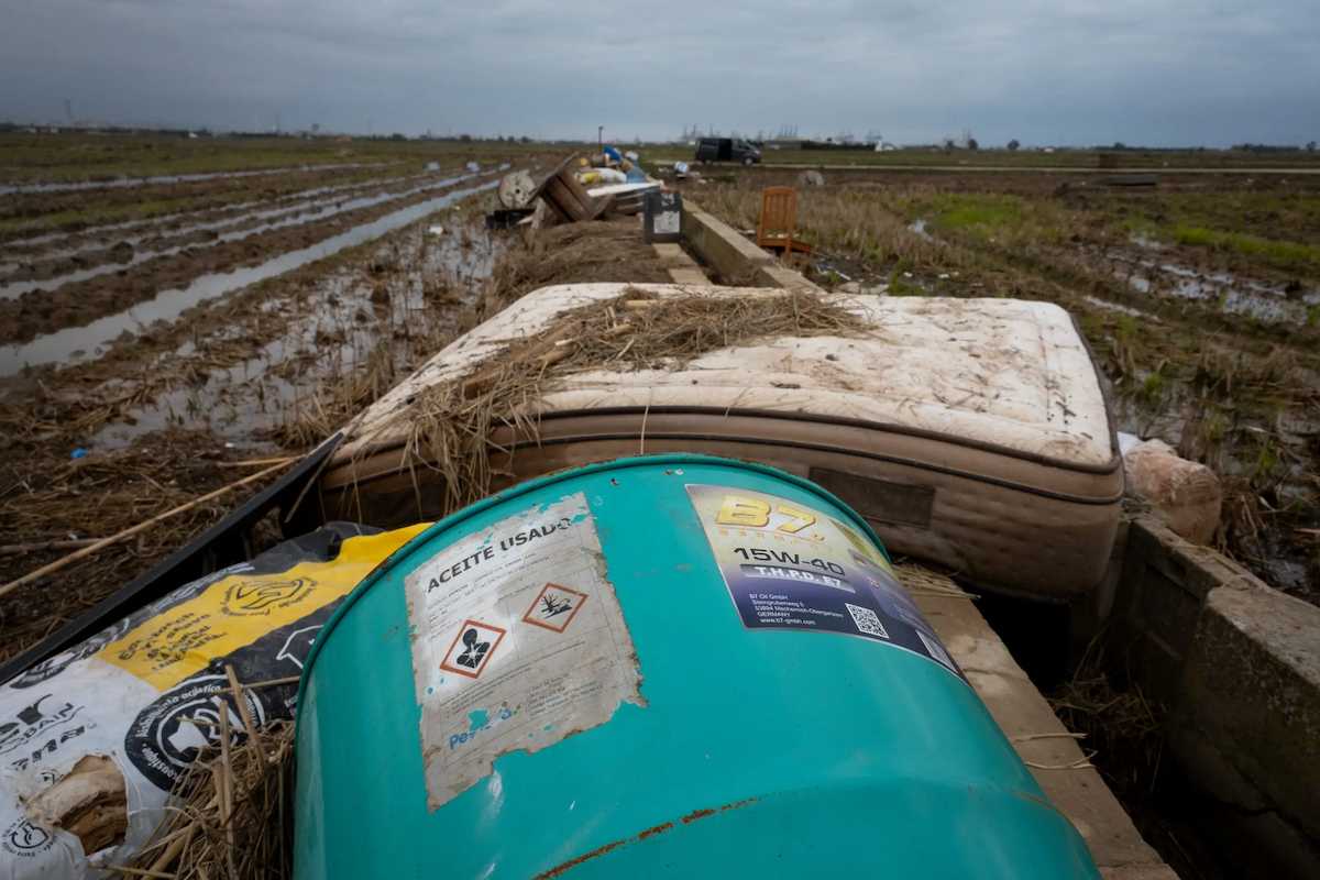 Greenpeace denuncia que las aguas procedentes de la escorrentía de barrancos, canales, calles y polígonos han anegado el espacio natural con todo tipo de residuos sólidos. | Foto: Greenpeace 