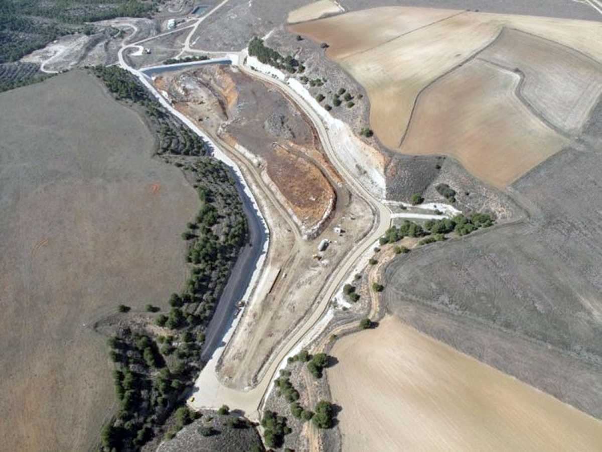 Vertedero de Santovenia de Pisuerga (Valladolid), cuya ampliación persigue el Gobierno de Mañueco. |Foto: Ecologistas en Acción