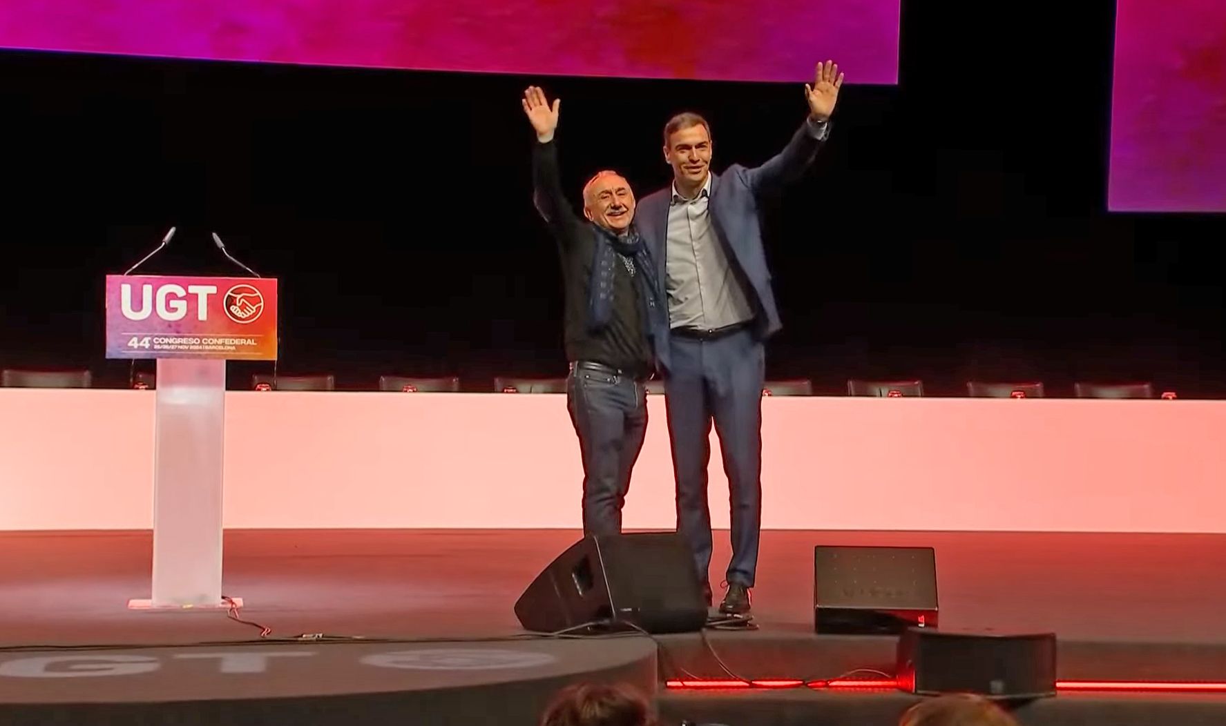 Pedro Sánchez, presidente del Gobierno, junto al secretario general de UGT en el 44º congreso del sindicato