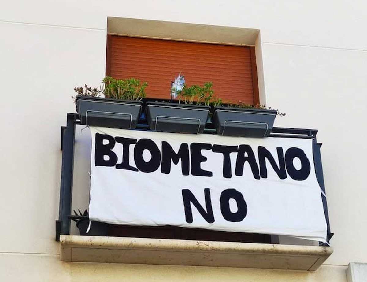 Una pancarta muestra el rechazo a las plantas de biometano en Campo de Criptana. | Foto: Ecologistas en Acción