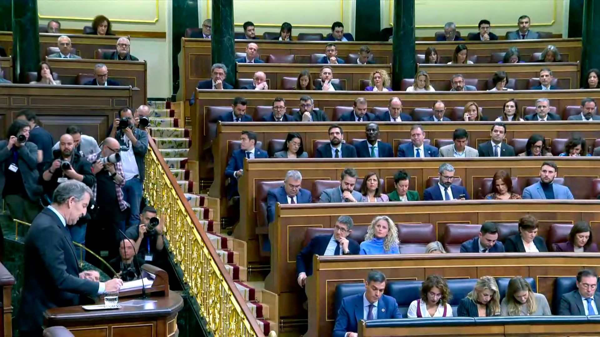 El líder del PP, Alberto Núñez Feijóo, durante su intervención en el pleno