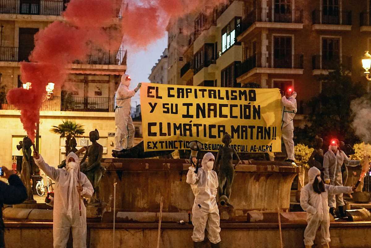 Los activistas de Extinction Rebellion Valencia ha exigiendo la dimisión de Carlos Mazón para dar paso a un gobierno que actúe ante la evidencia científica en lugar de ignorarla.|Foto: Rebelión o Extinción España