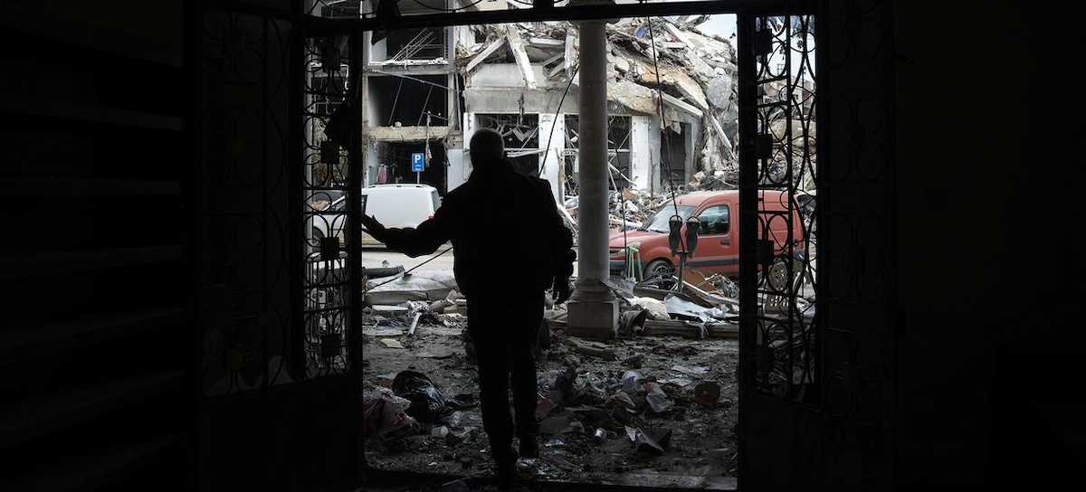 Un hombre observa la destrucción en Nabatieh, Líbano, después del alto el fuego. | Foto: UNHCR/Ximena Borrazas