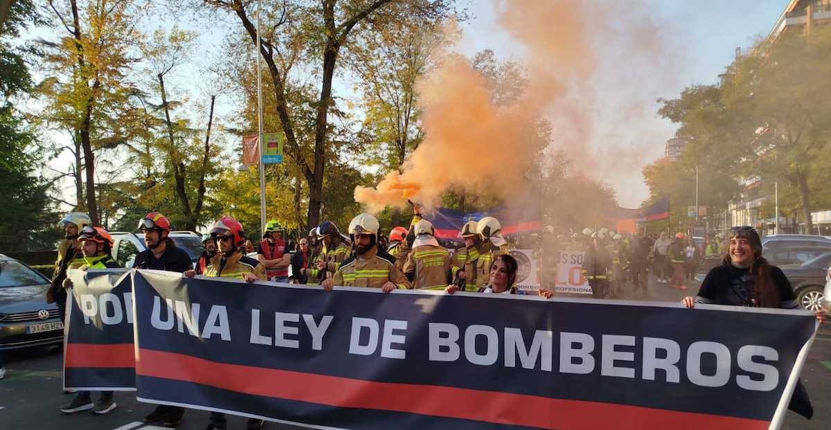 En la última manifestación de los bomberos en Madrid este sábado se escuchó su grito ante las actuaciones tras la DANA. | Foto: CUBP