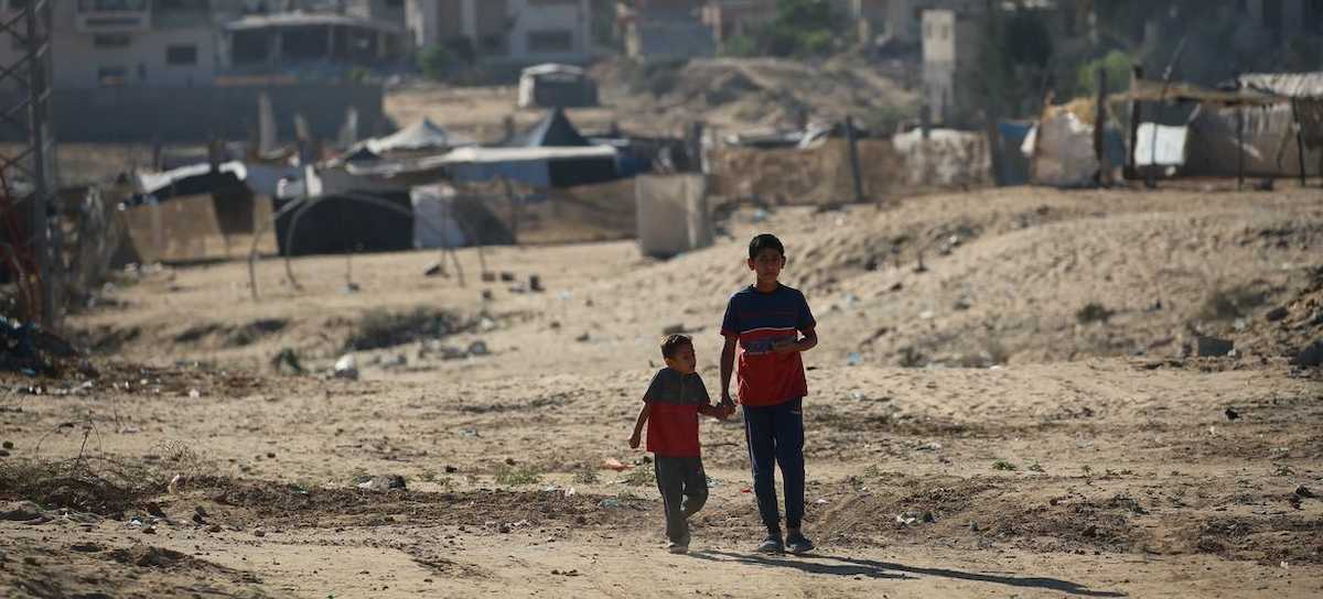 Dos niños en Khan Younis, sur de la Franja de Gaza, otra de las zonas castigadas por la quiebra humanitaria. | Foto: UNICEF