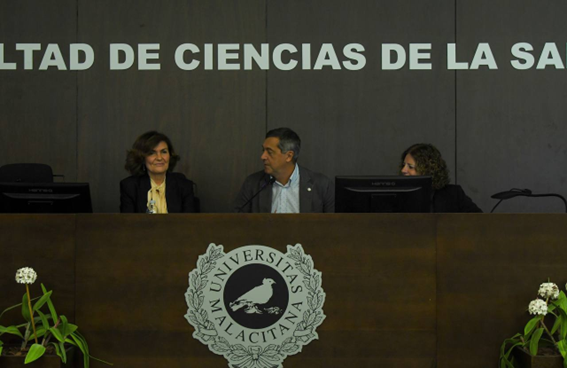 De izquierda a derecha: Carmen Calvo, el rector de la UMA, Teodomiro López, y la vicerrectora de Igualdad de la UMA, María José Berlanga | Foto: Agustín Millán