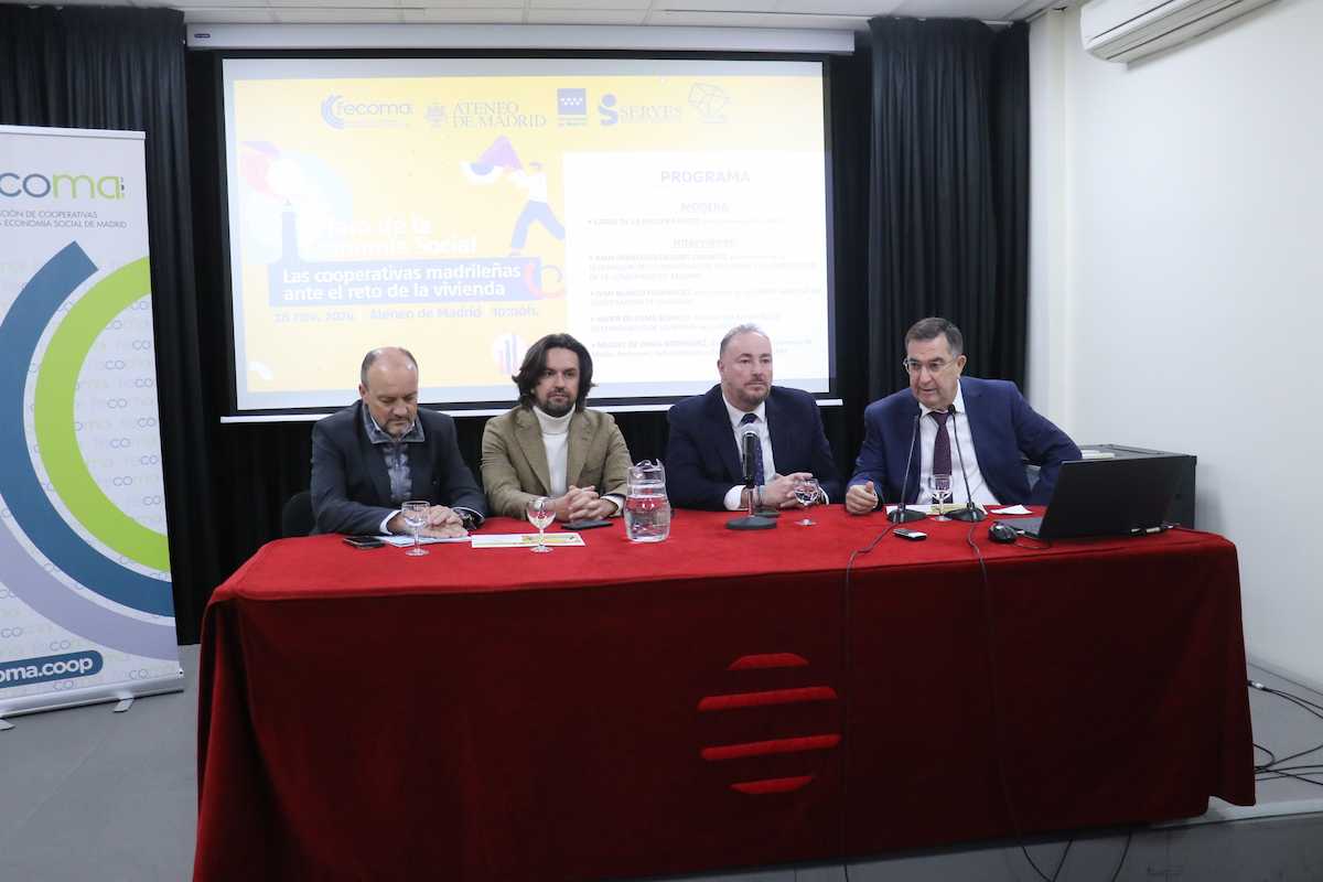 Participantes debaten sobre la solución que aportan las cooperativas madrileñas ante el reto que supone el acceso a la vivienda. | Foto: FECOMA