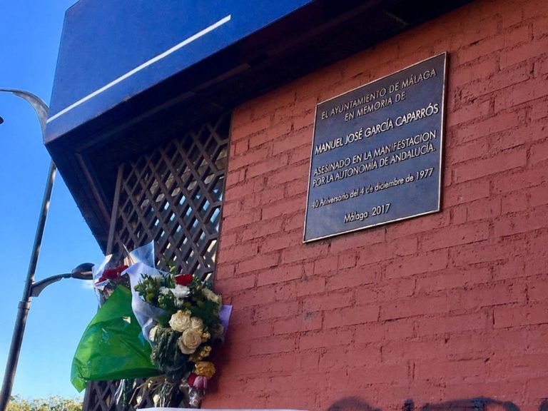 Placa que recuerda en Málaga al joven asesinado durante la histórica manifestación del 4-D de 1977.