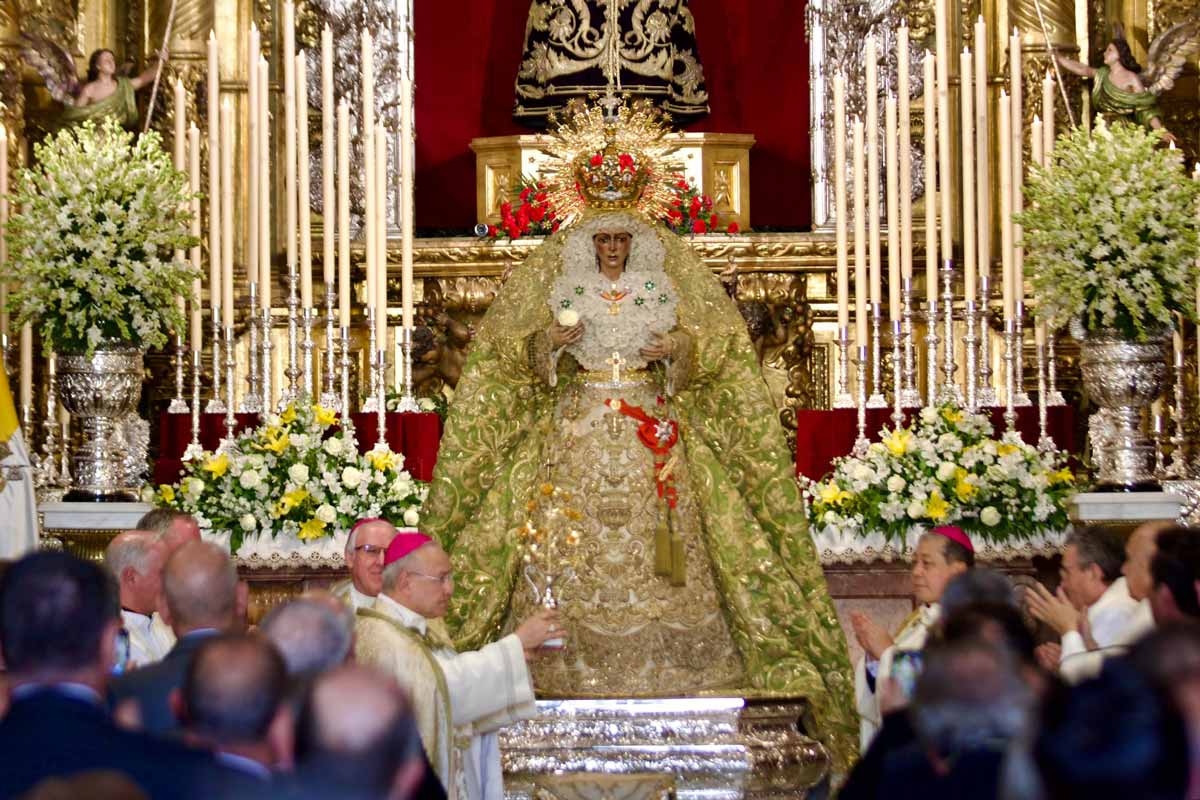 El número 3 del Vaticano, monseñor Edgar Peña, impone la Rosa de Oro a la Macarena, esta semana.