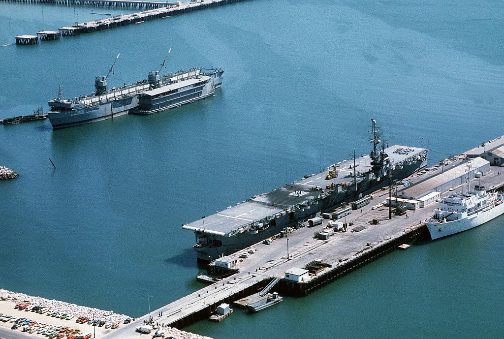 1024px-Spanish_carrier_Dedalo_at_Naval_Station_Rota_1976