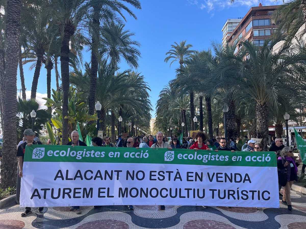 La manifestación ha discurrido por zonas que muestran la creciente turistificación de Alicante como lo son el paseo marítimo, el puerto y hoteles de grandes transnacionales del turismo. | Foto: Ecologistas en Acción