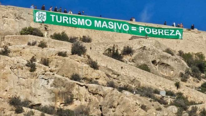 Como final a la manifestación contra la turistificación, convocada por Ecologistas en Acción y a la que se ha adherido la plataforma ciudadana Alicante, dónde vas, se ha desplegado una pancarta en el castillo de Santa Bárbara. | Foto: Ecologistas en Acción