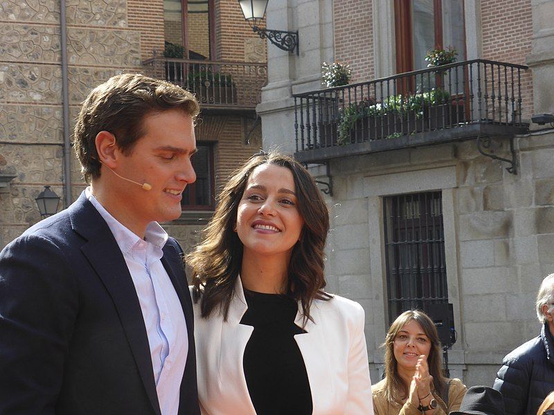 800px-Inés_Arrimadas_y_Albert_Rivera,_políticos_catalanes_constitucionalistas,_en_la_Plaza_de_la_Villa,_en_Madrid,_España