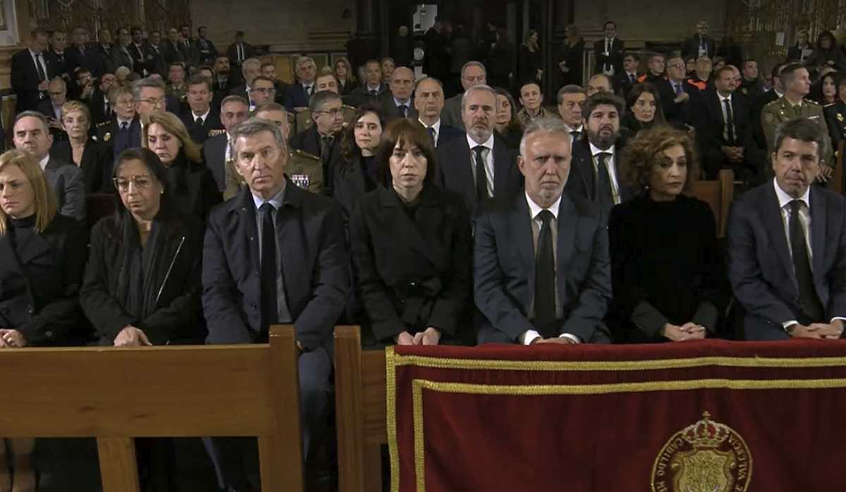 Autoridades políticas durante la misa en recuerdo a las víctimas de la dana, a la que no asistió Sánchez en representación del Gobierno.