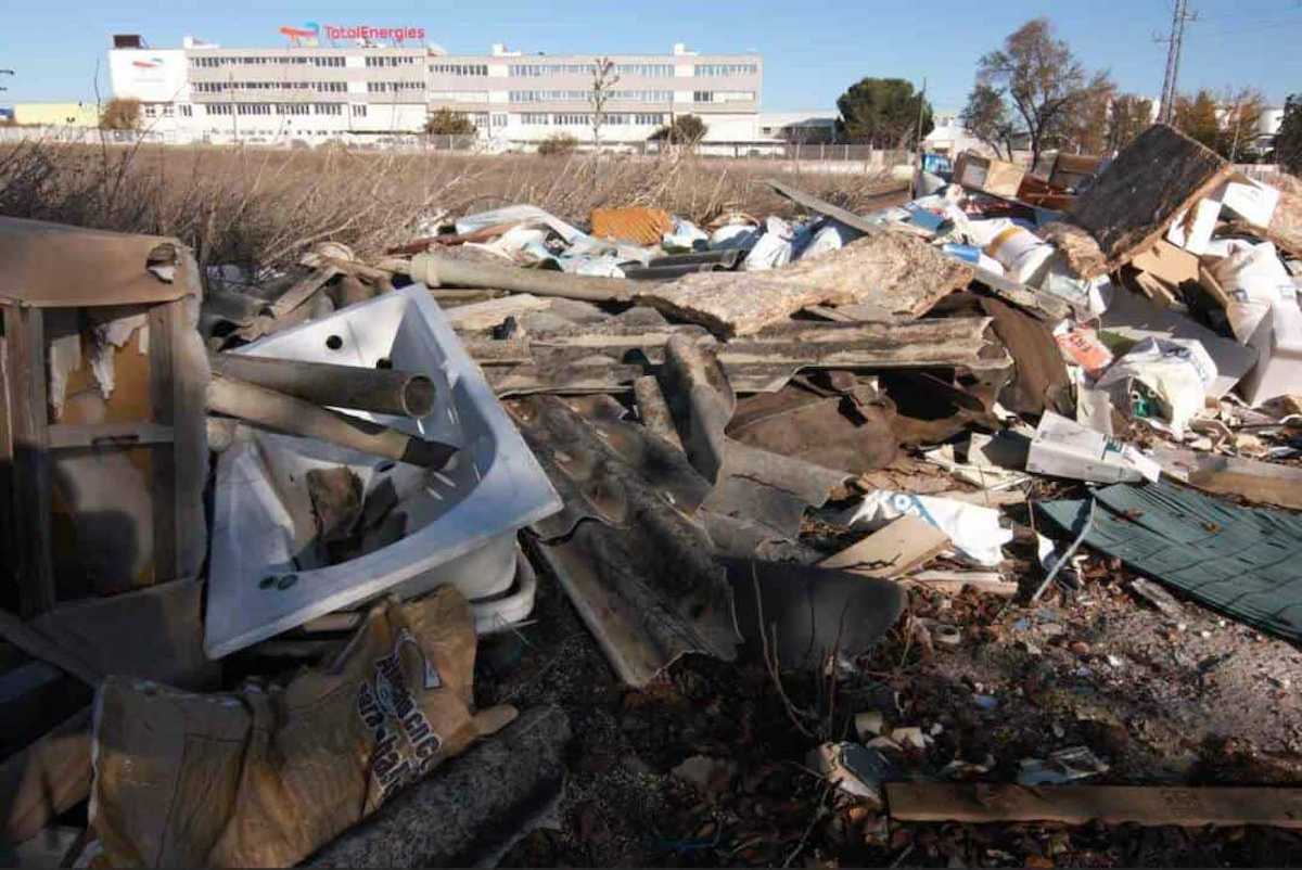 Ni Ayuso ni el Ayuntamiento de Vademoro se pronuncian por las cantidades de amianto presentes en la escombrera. | Foto: Ecologistas en Acción