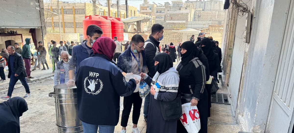 El personal del PMA distribuyendo comidas calientes en Alepo, Siria y pendientes del futuro del país. | Foto: PMA/Emad Etaki