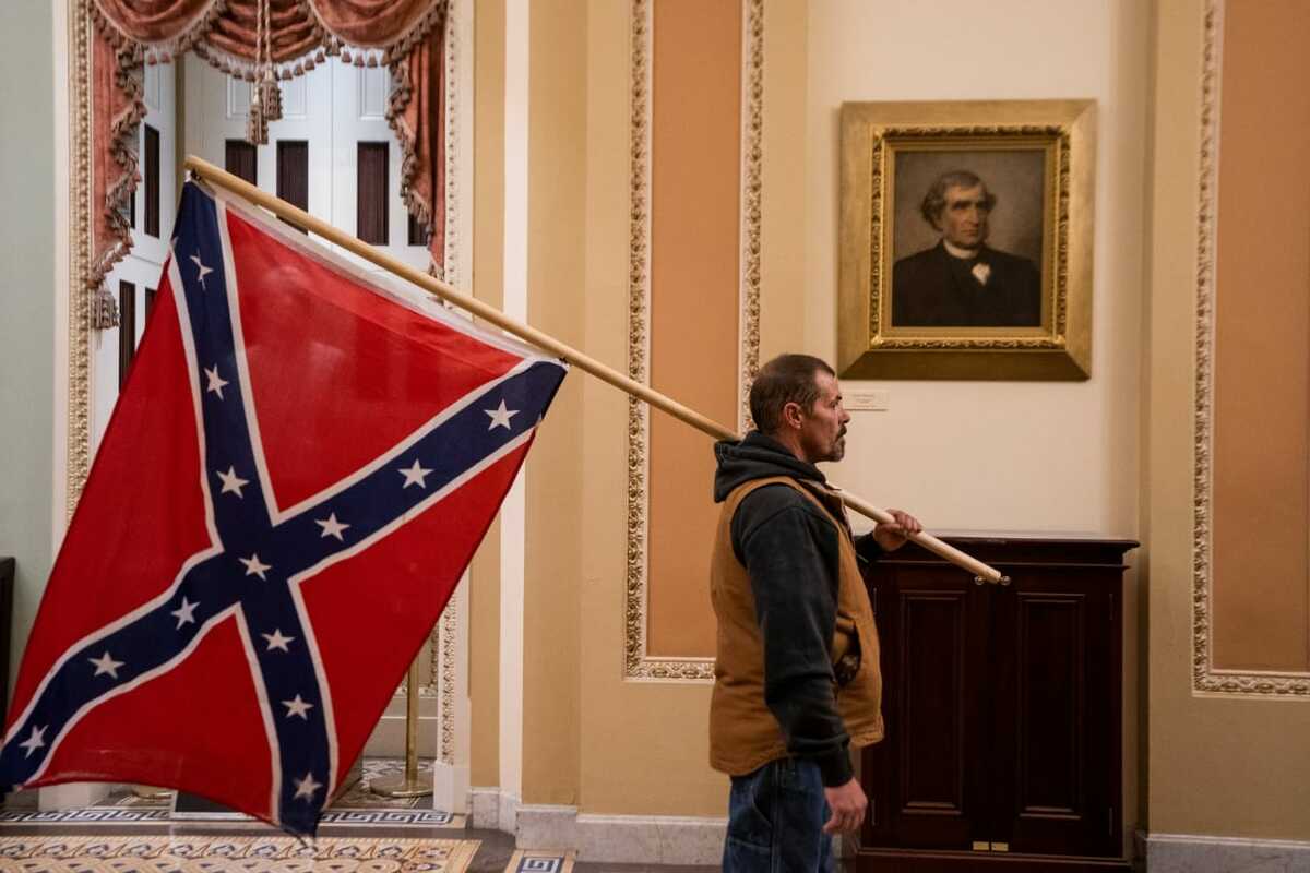 Un conspiranoico con la bandera confederada toma el Capitolio en una imagen de archivo.