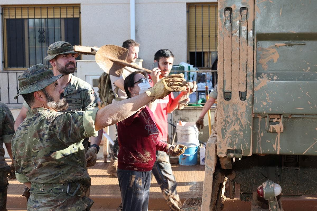 Efectivos del Ejército y ciudadanos participan en las tareas de limpieza tras la DANA. | Foto: Pool Moncloa