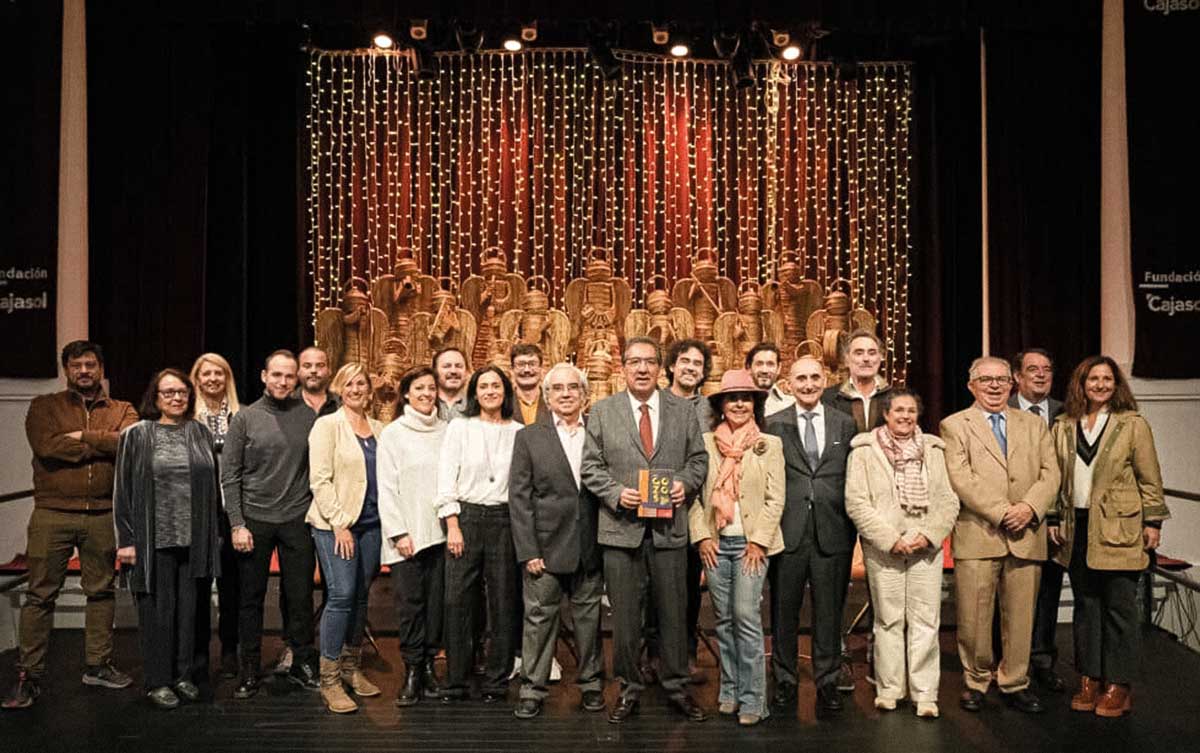 El presidente de la Fundación Cajasol, Antonio Pulido, junto a todos los invitados en la presentación de la programación navideña «Gozos de Diciembre»