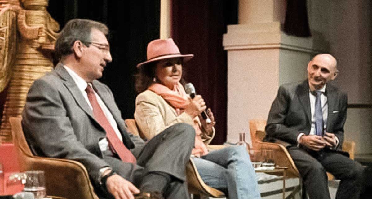 María José Santiago, acompañada por Antonio Pulido y Manuel Marvizón, durante su intervención en la presentación de los Gozos de Diciembre.