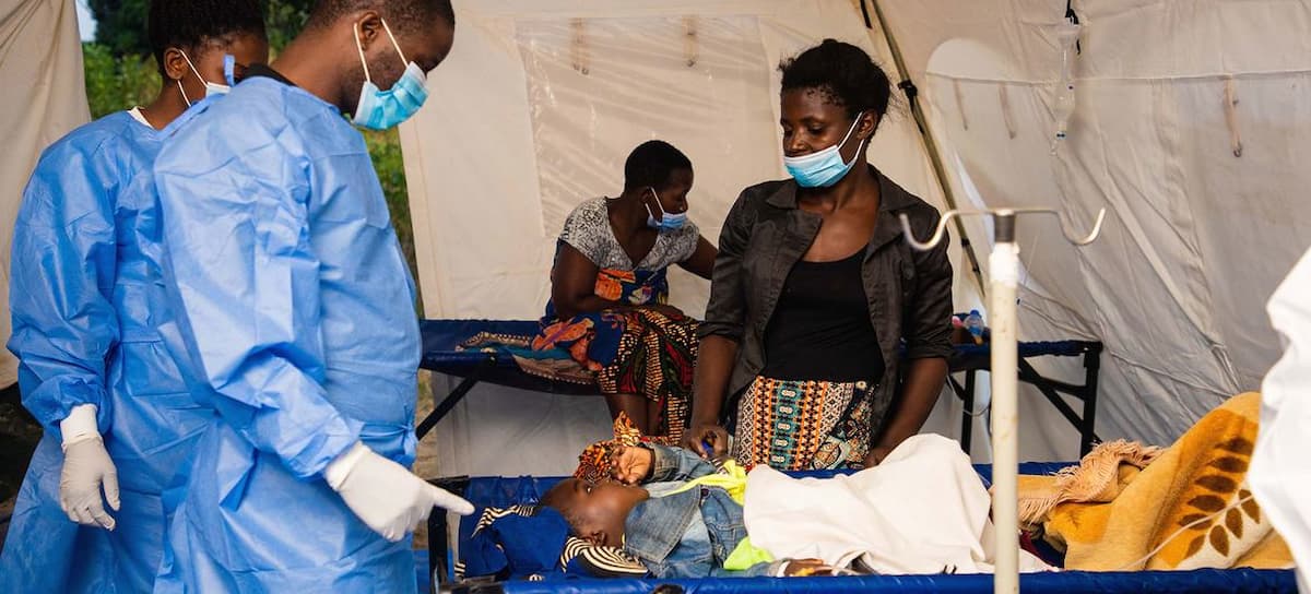 Un enfermo por la pandemia de cólera recibe tratamiento en Tukombo, en el norte de Malawi. | Foto: UNICEF