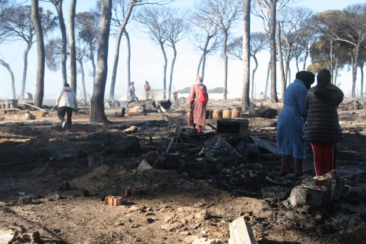 El fuego arrasa 120 chabolas y deja a decenas de personas jornaleras sin hogar, mientras Moreno Bonilla guarda silencio. |Foto: Asociación Multicultural de Mazagón