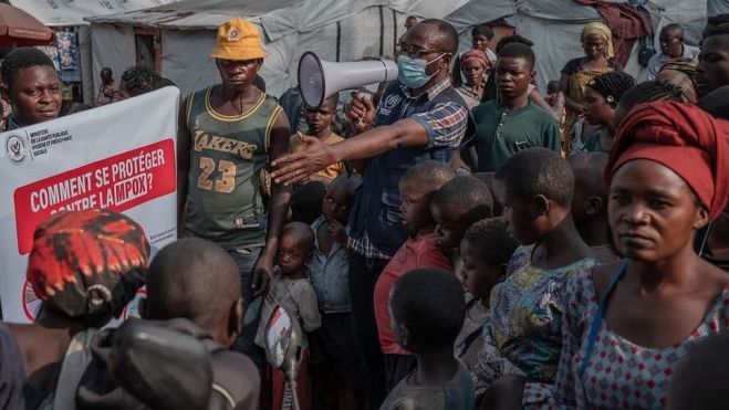 Un trabajador de divulgación comunitaria sensibiliza sobre el mpox en un campamento de desplazados de Rusayo, en la República Democrática del Congo, el 26 de septiembre de 2024. | Foto: ACNUR/Guerchom Ndebo 