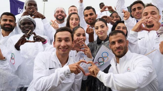 Miembros del Equipo Olímpico de Atletas Refugiados durante la ceremonia de inauguración en París el 26 de julio de 2024. | Foto: COI/David Burnett 