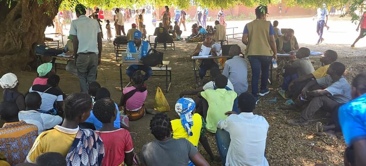 Las personas que huyeron tras la violencia posterior a las elecciones en Mozambique se registran para recibir ayuda humanitaria en el distrito de Nsanje, Malawi. | Foto: UNHCR/Ahmed Bashir