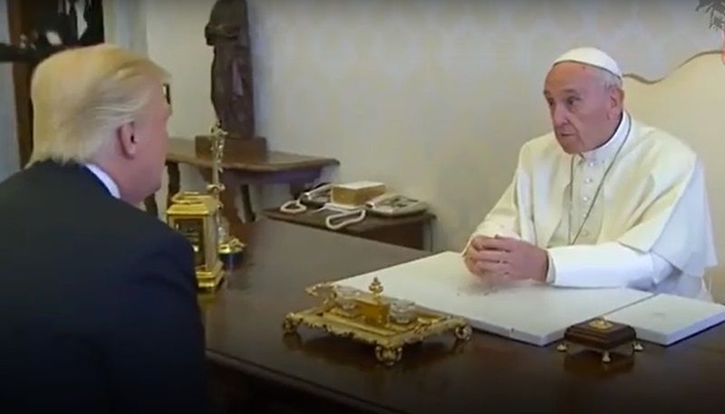 Trump y el papa Francisco juegan a tocarse los cascabeles