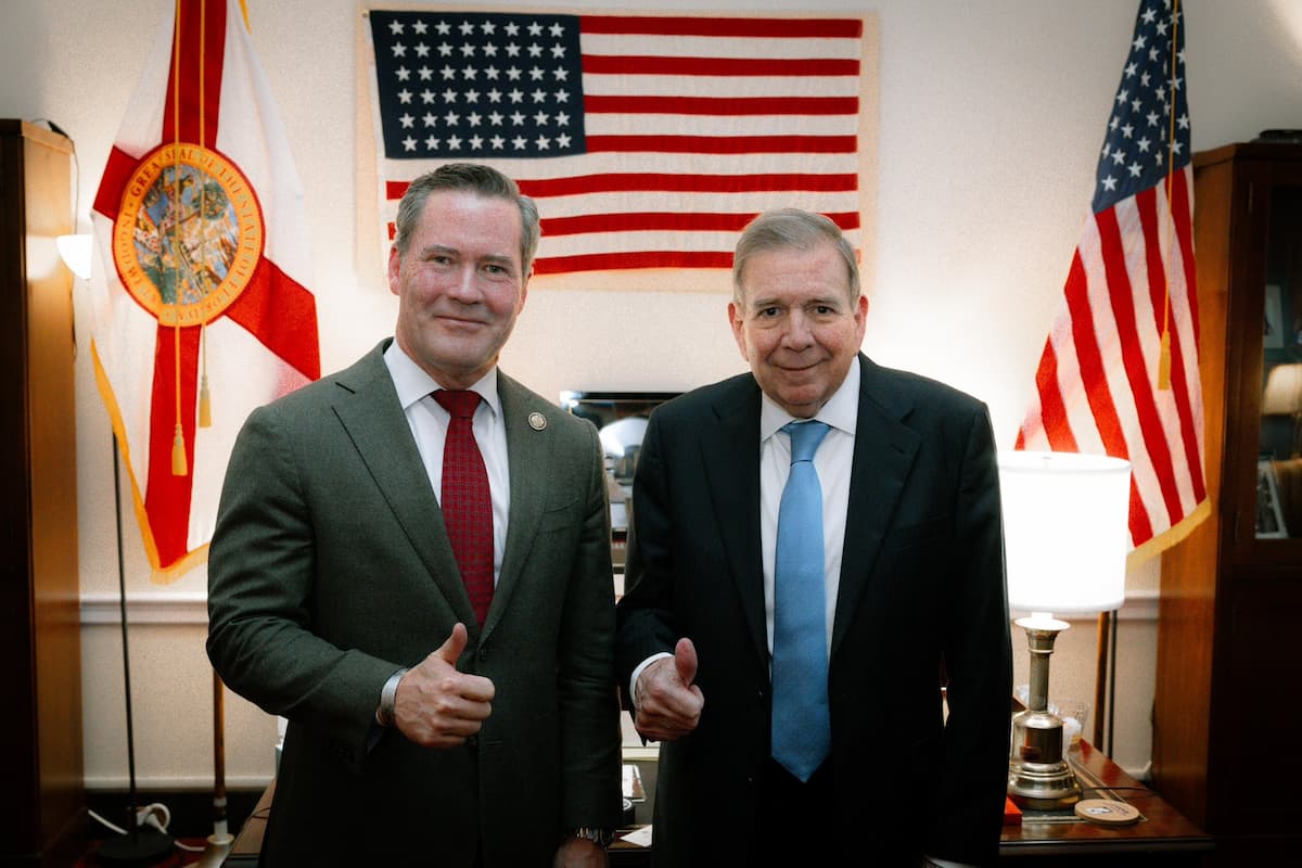 Edmundo González con el asesor de Seguridad Nacional, designado por el Presidente electo Donald Trump, Mike Waltz, durante la visita a EE.UU, que ha tenido que cancelar por el secuestro de su yerno.