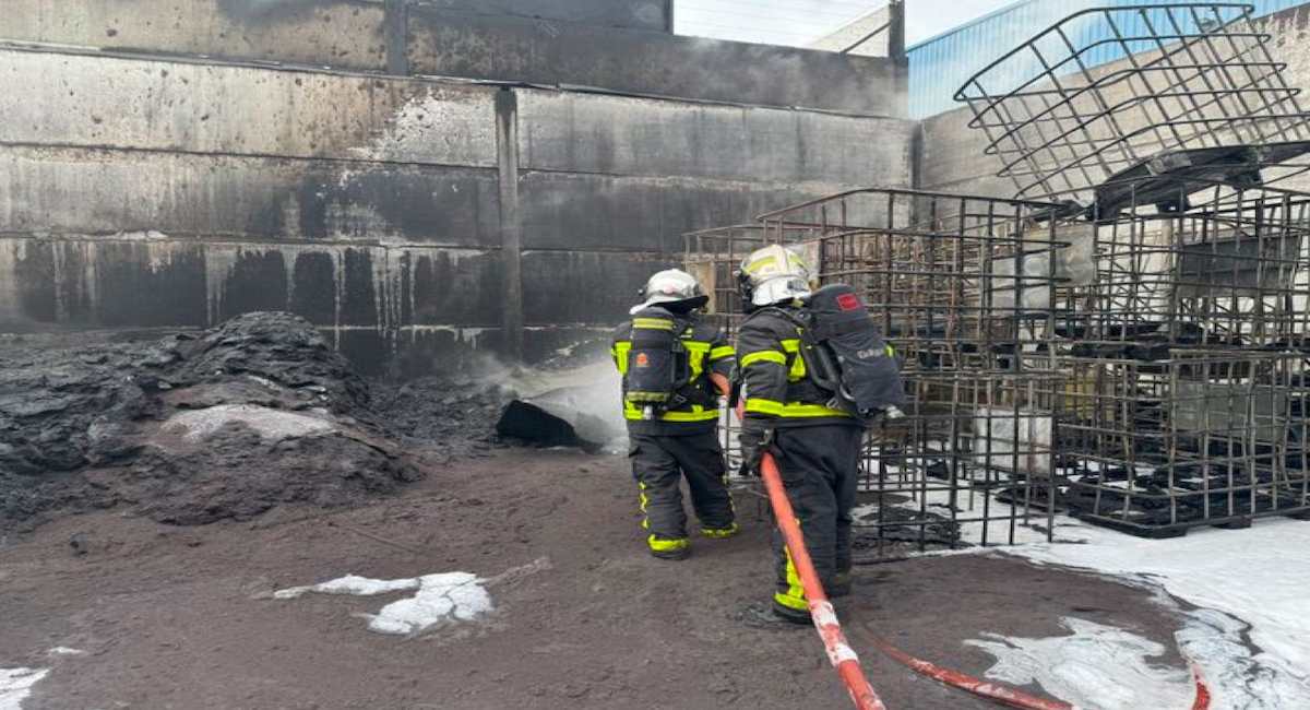 El Cuerpo de Bomberos asegura que lleva esperando más de cuatro años la renovación de sus trajes. | Foto: Sindicato de Bomberos