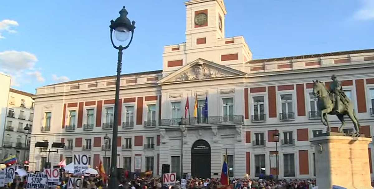 Manifestación de venezolanos pro Ayuso frente a la Puerta del Sol en Madrid.