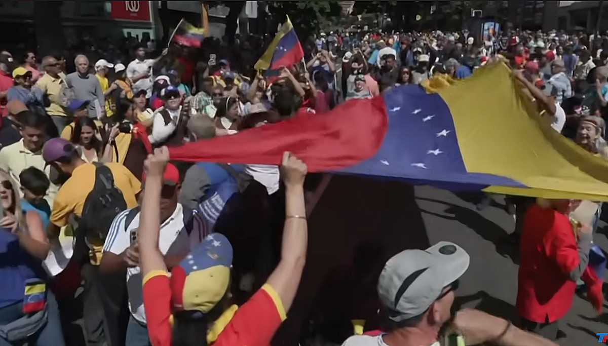 Opositores venezolanos se manifiestan contra Maduro en Caracas.