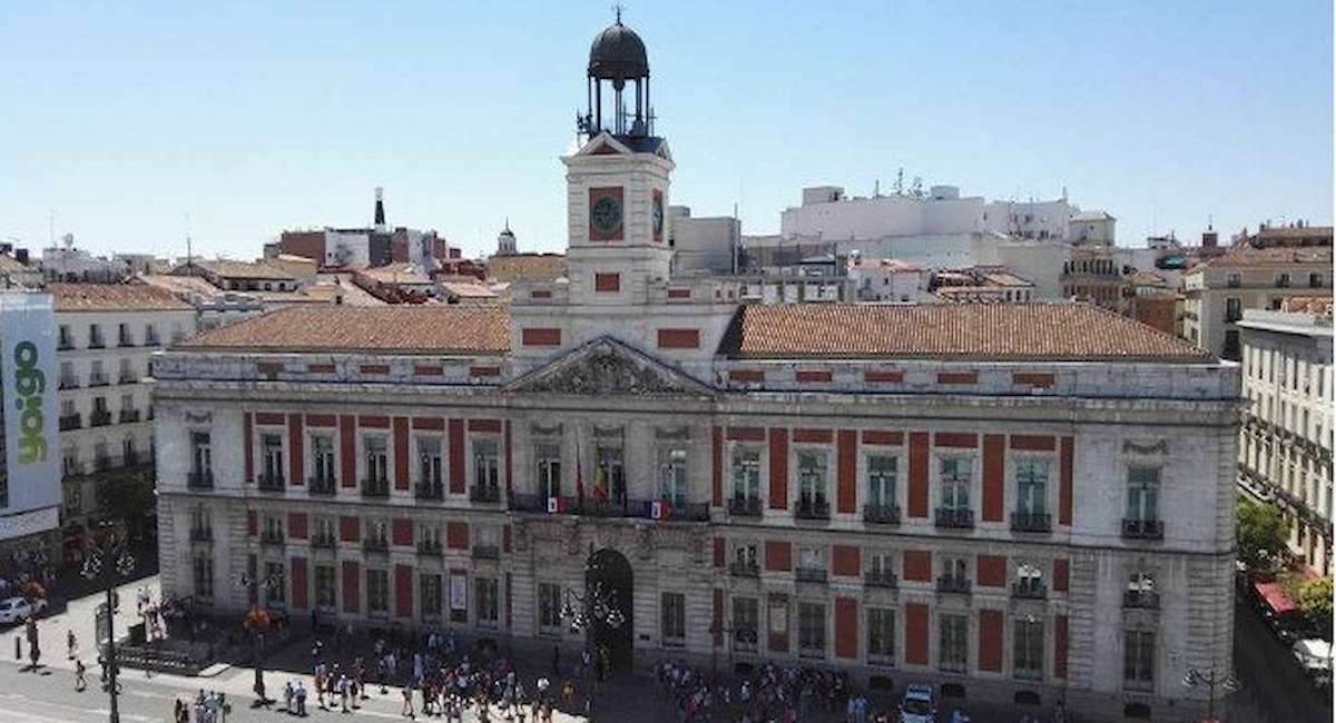 Existen otras placas en la Real Casa de Correos, sede del gobierno de Ayuso: la de los atentados del 11-M, la de los héroes del Dos de Mayo y la dedicada a las víctimas del COVID. | Foto: Turismo Madrid